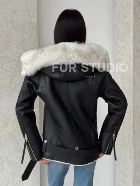 Черная куртка дубленка с капюшоном - фото 3