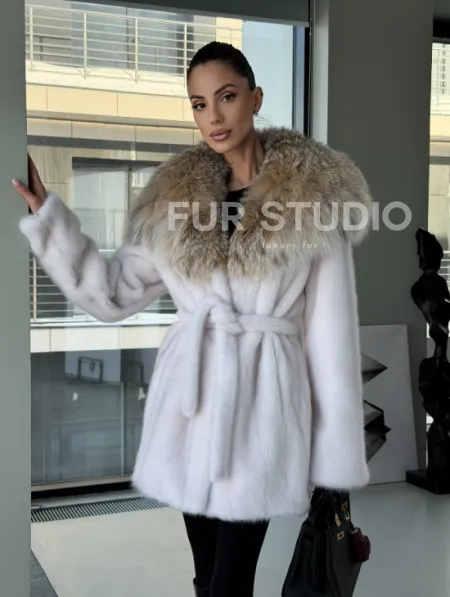 Белая шуба с капюшоном из рыси - фото 16