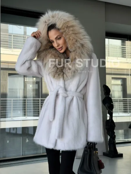 Белая шуба с капюшоном из рыси - фото 15