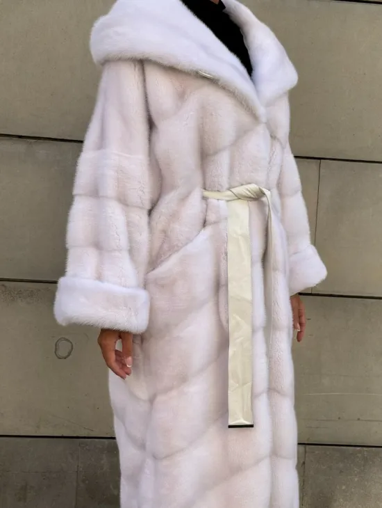 Шуба в диагональной выкладке меха норки White ice с капюшоном - фото 4