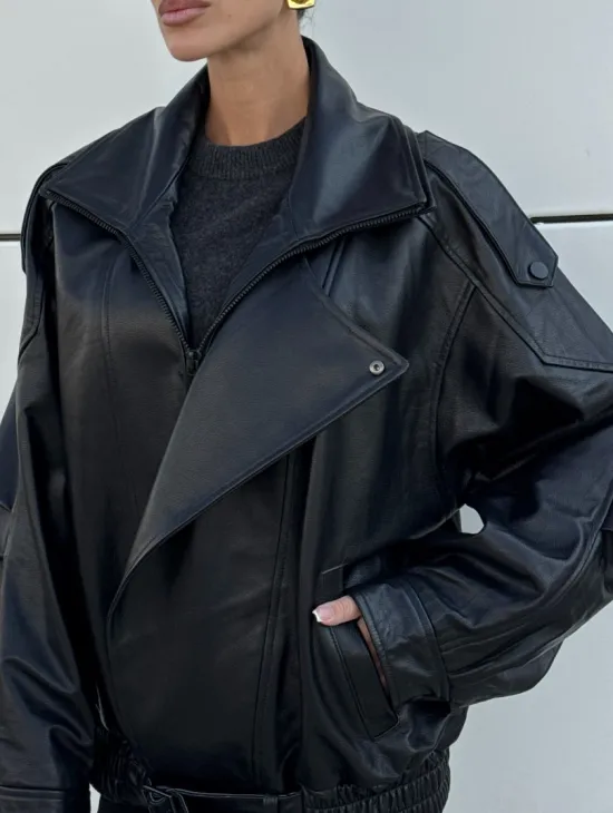 Женская кожаная куртка с двойным воротником, пышными рукавами реглан - фото 4