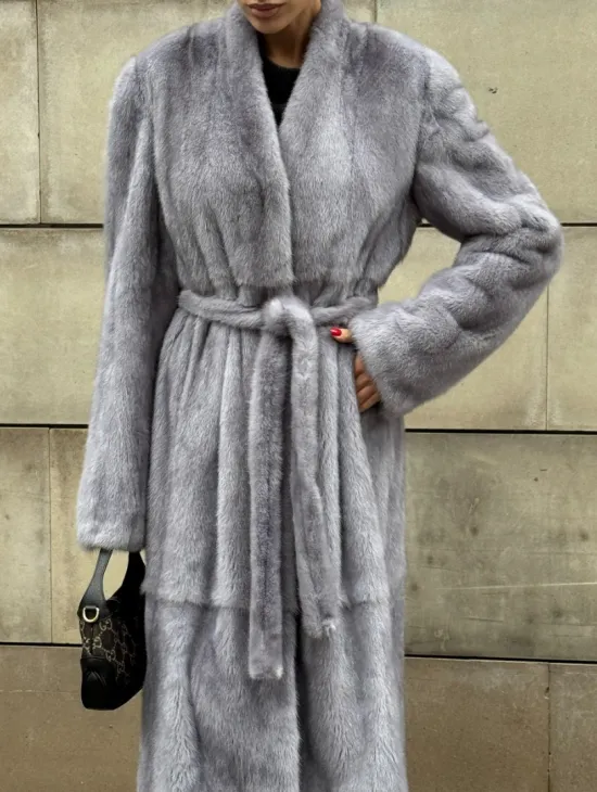 Шуба из голубой скандинавской норки без воротника с поясом “Fashion trend 2024-2025“ - фото 3