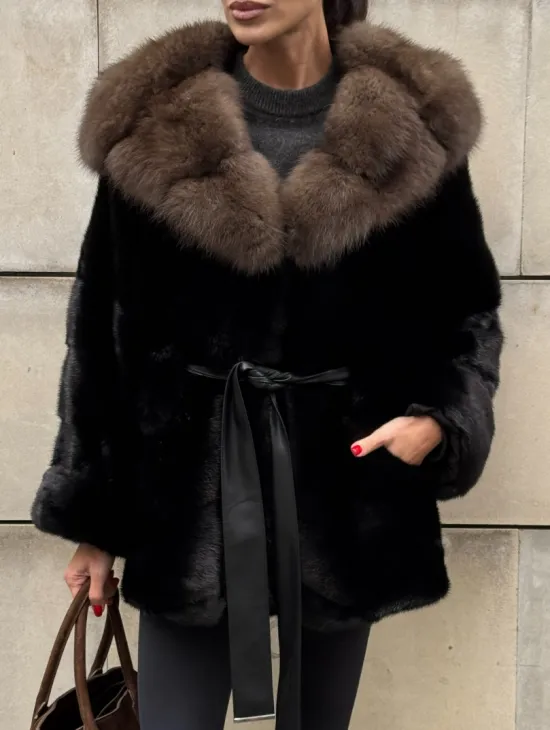 Шуба автоледи из норки Black с потайным поясом и капюшоном из меха куницы - фото 1