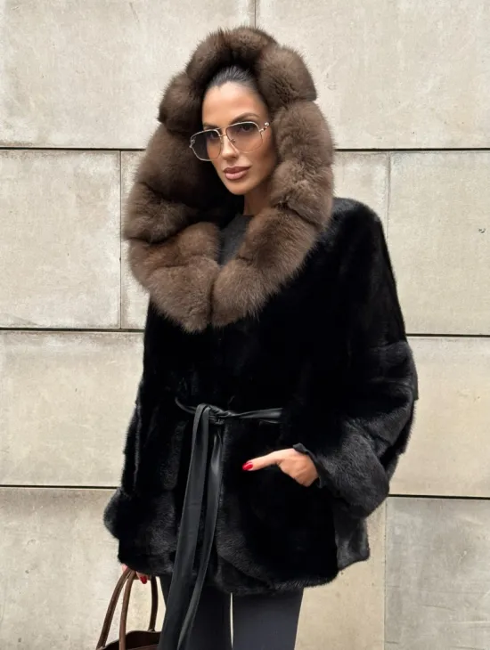 Шуба автоледи из норки Black с потайным поясом и капюшоном из меха куницы - фото 4