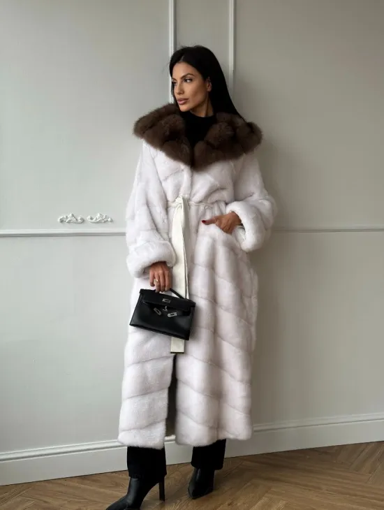 Шуба фасон кимоно из аукционной норки с капюшоном кобра из меха куницы - фото 0