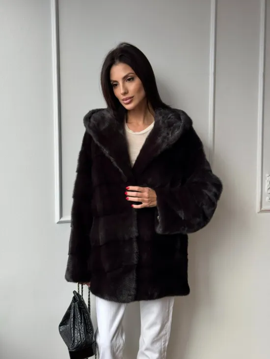 Меховая шубка с капюшоном из аукционной норки в цвете уголь - фото 10