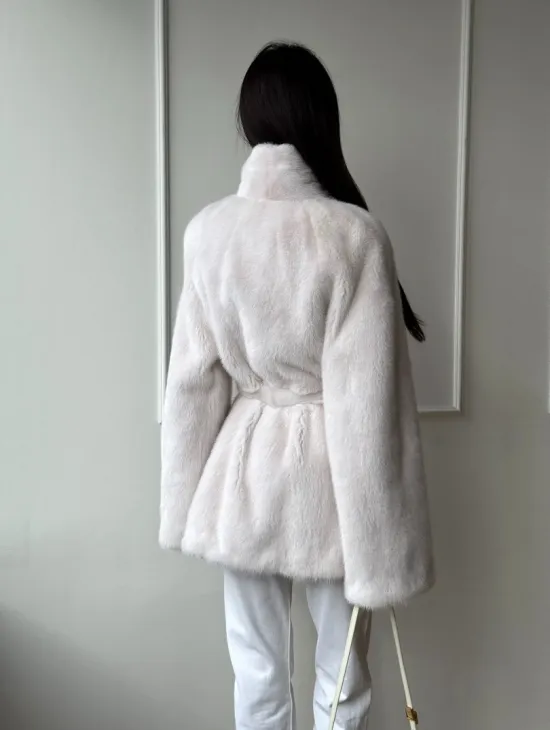 Белый меховой жакет из норки с V-образным воротником и поясом - фото 7