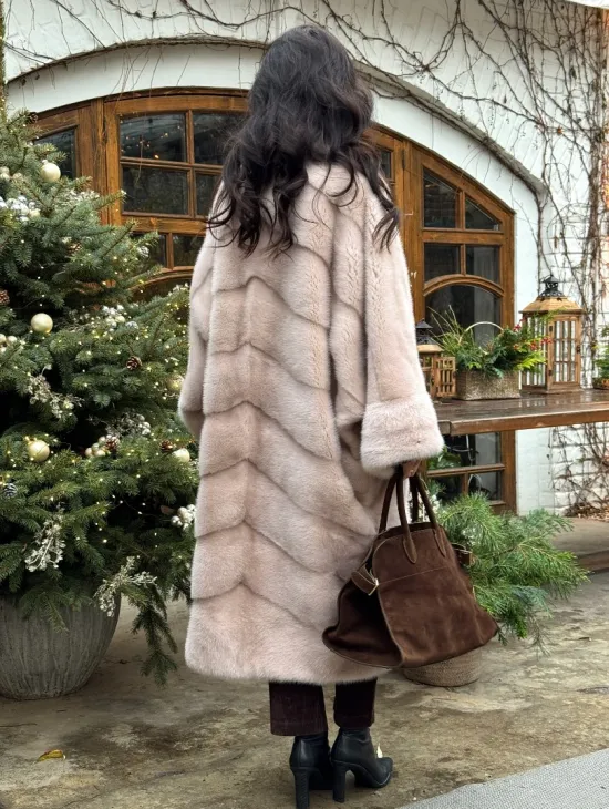 Шуба натуральная из меха аукционной норки в стиле «Oversize» - пудровая - фото 5