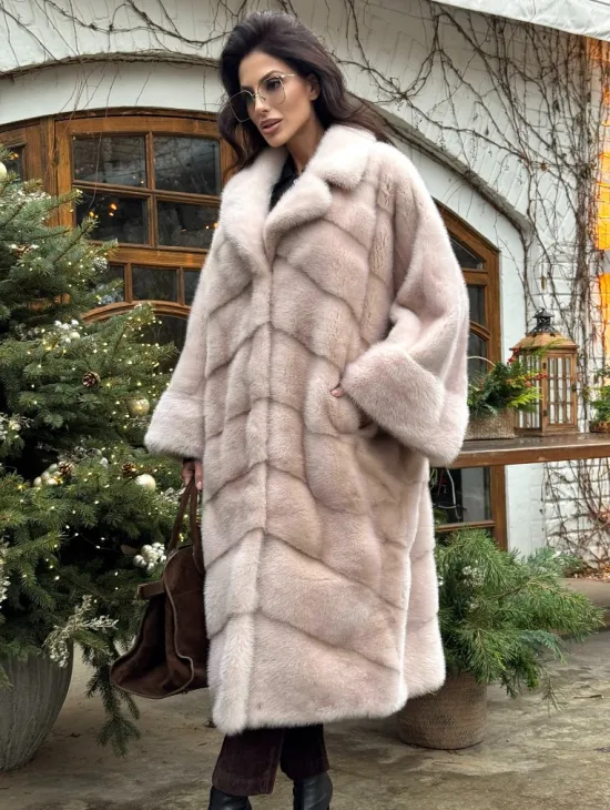 Шуба натуральная из меха аукционной норки в стиле «Oversize» - пудровая - фото 4