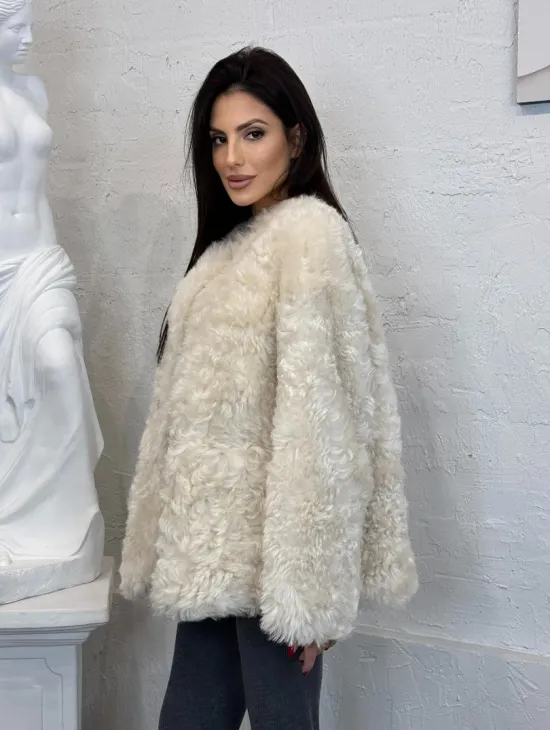 Жакет женский из натуральной овчины с круглым вырезом и накладными карманами - фото 6