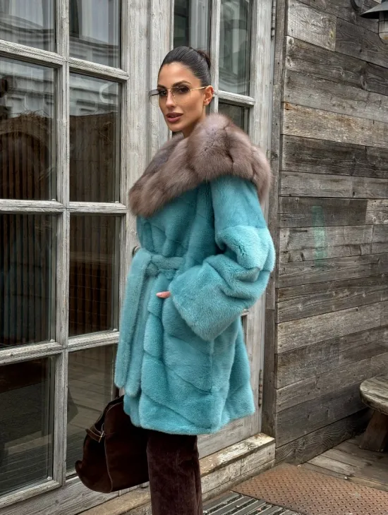 Шуба из аукционной норки средней длины с капюшоном из куницы - фото 10