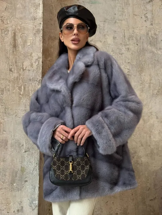 Натуральный полушубок из меха норки с английским воротником в цвете топаз - фото 0