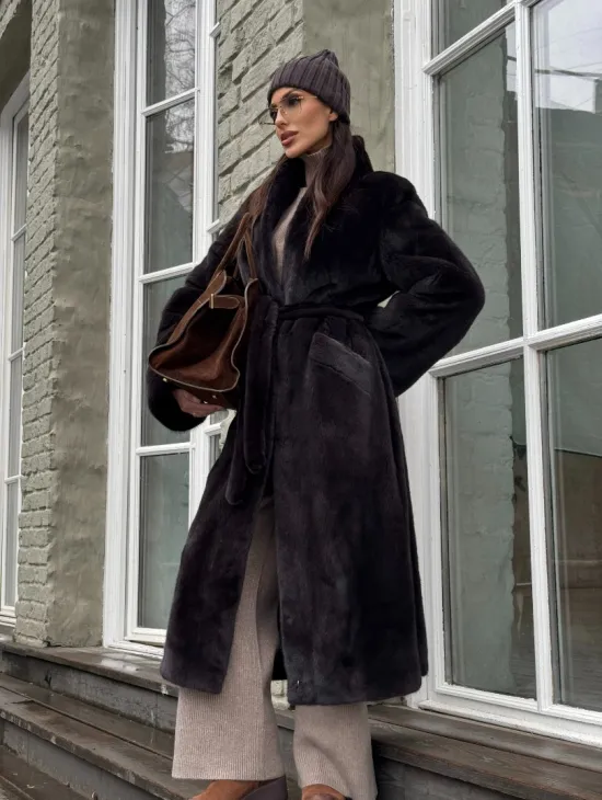 Роскошная шуба из аукционной норки Premium Velvet с V-образным воротником и меховым поясом - горький шоколад - фото 8