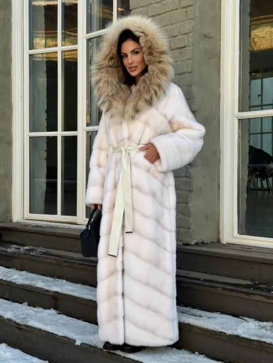 Белая длинная норковая шуба - кимоно с капюшоном из меха рыси - фото 6