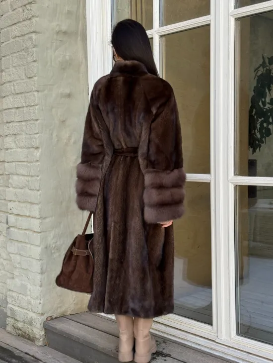 Женская норковая шуба с манжетами из роскошного меха куницы - фото 7