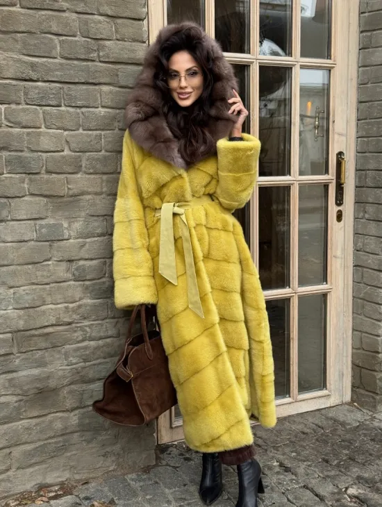 Женская длинная шуба из норки желтого цвета с капюшоном из меха куницы - фото 6