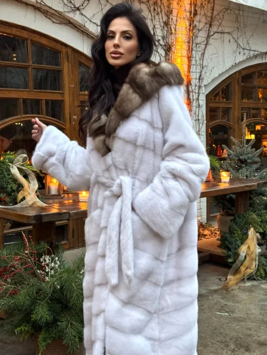 Длинная белая норковая шуба с капюшоном из натурального меха куницы 