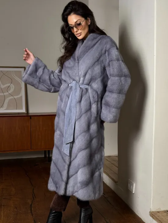 Модная женская шуба из меха норки с V-образным воротником - фото 4