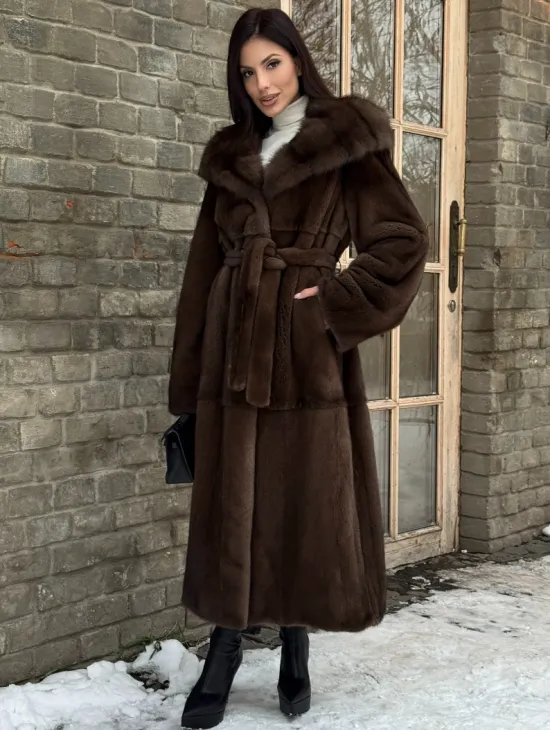 Длинная коричневая норковая шуба прямого кроя с капюшоном из куницы - фото 0