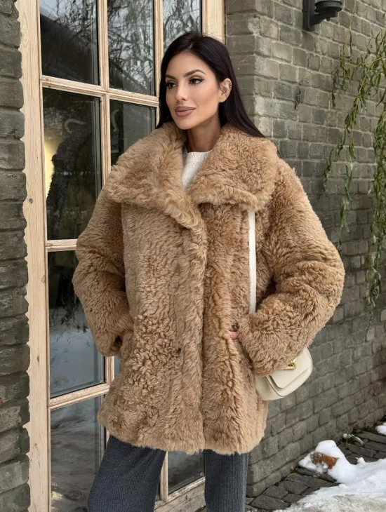 Шуба - дубленка из овчины в бежевом цвете - фото 10