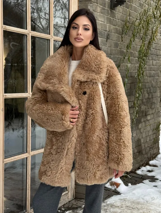 Шуба - дубленка из овчины в бежевом цвете - фото 6