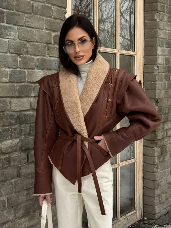 Стильная куртка - дублёнка на запах с поясом - фото 0