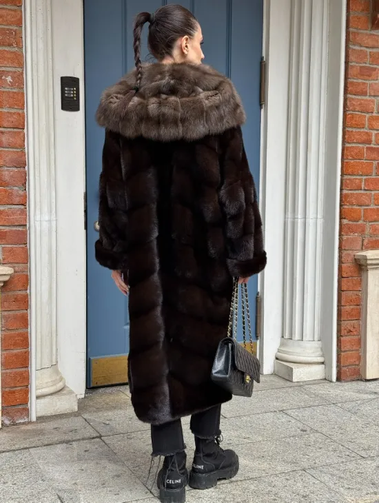 Удлиненная норковая шуба с капюшоном куница, цвет горький шоколад - фото 5