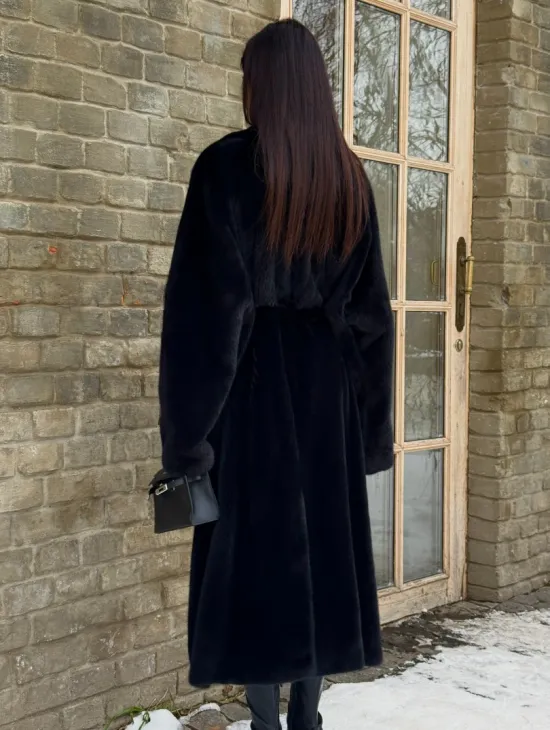 Шикарное норковое кимоно с английским воротником в черно-синем цвете - фото 5