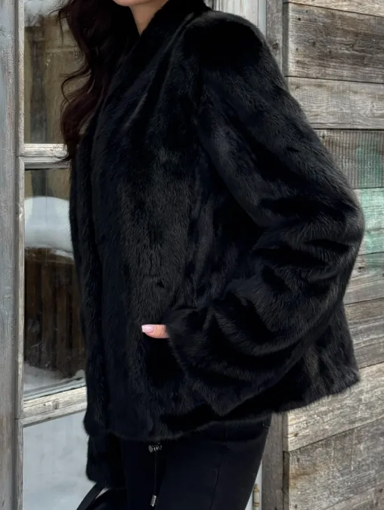 Черный короткий меховой жакет - полушубок с V-образным воротником - фото 1
