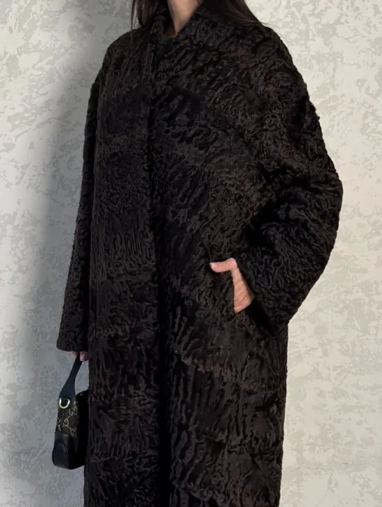 Шуба длинная из меха каракульчи в натурально-коричневом цвете - фото 2