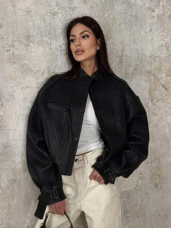 Черный женский бомбер из плетеной натуральной кожи - фото 7