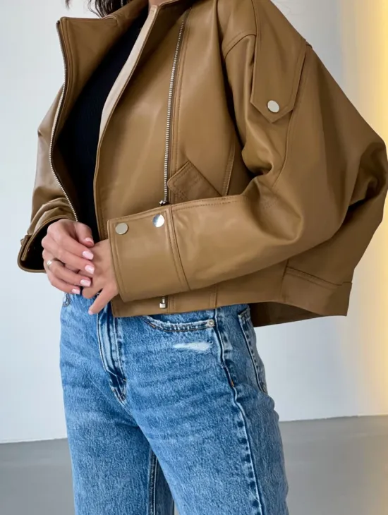 Модная короткая женская курточка в цветет кэмел - фото 5