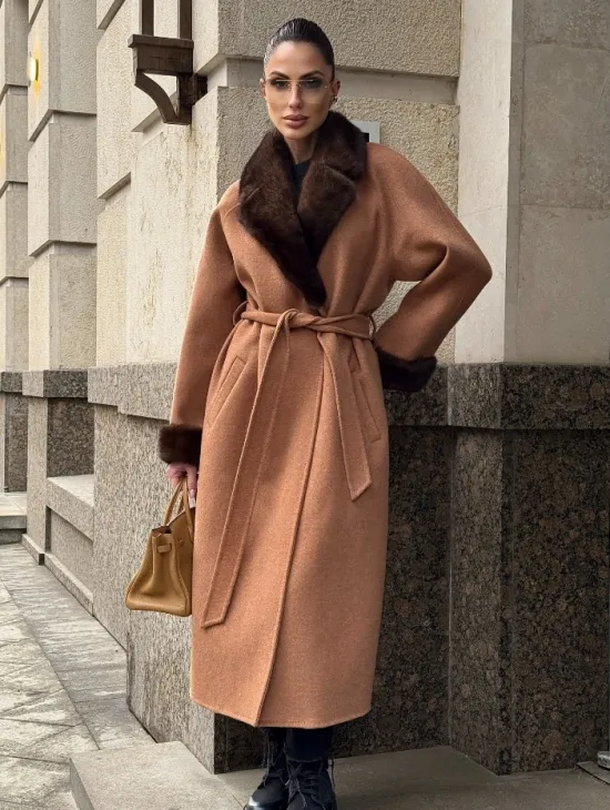 Длинное демисезонное пальто с отделкой из меха норки - фото 0