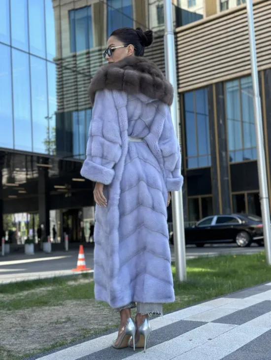 Удлиненная голубая норковая шуба с капюшоном из куницы - фото 5