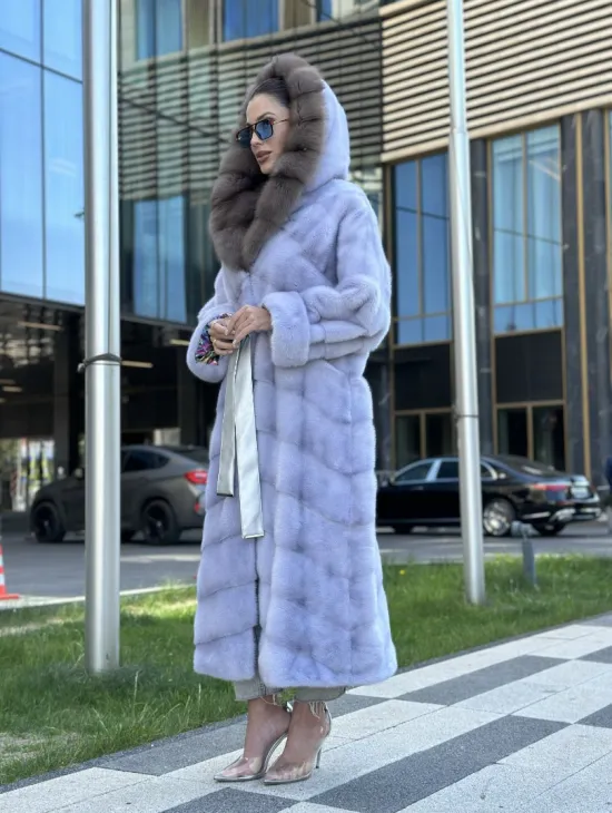 Удлиненная голубая норковая шуба с капюшоном из куницы - фото 6
