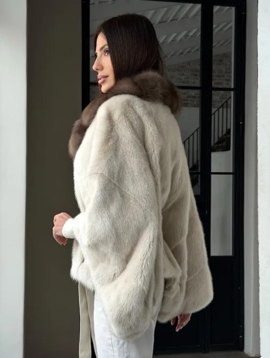 Светлое норковое пончо с воротником из куницы - фото 13
