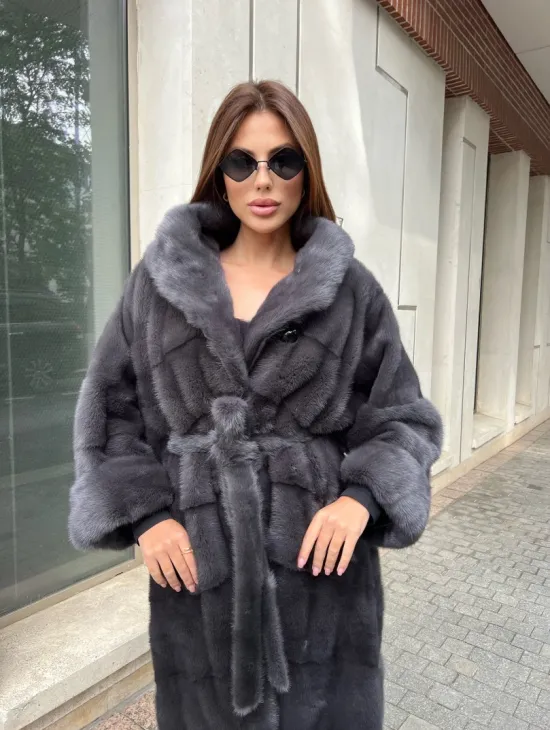 Удлиненная норковая шуба с капюшоном в цвете графит - фото 2