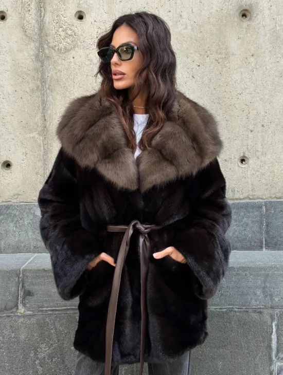 Норковый полушубок в натуральном цвете Brown с капюшоном из куницы - фото 0