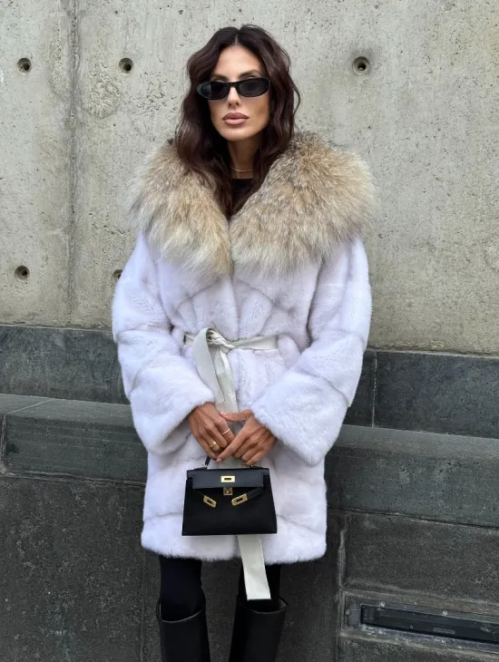 Белая норковая шуба средней длины с капюшоном из рыси - фото 9