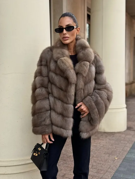 Короткая шуба из куницы - цвет пастель - фото 9