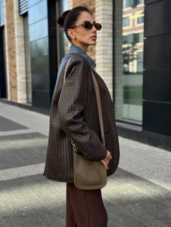 Стильный пиджак из натуральной плетеной кожи - фото 5