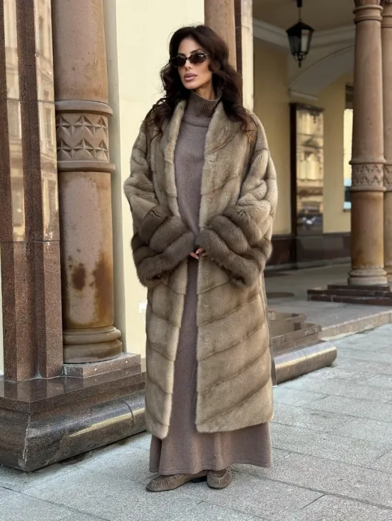 Шуба норковая пастель прямого кроя с отделкой на рукавах из меха куницы - фото 10