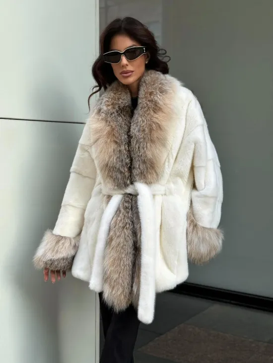 Женская белая норковая шуба с отделкой из меха рыси - фото 8
