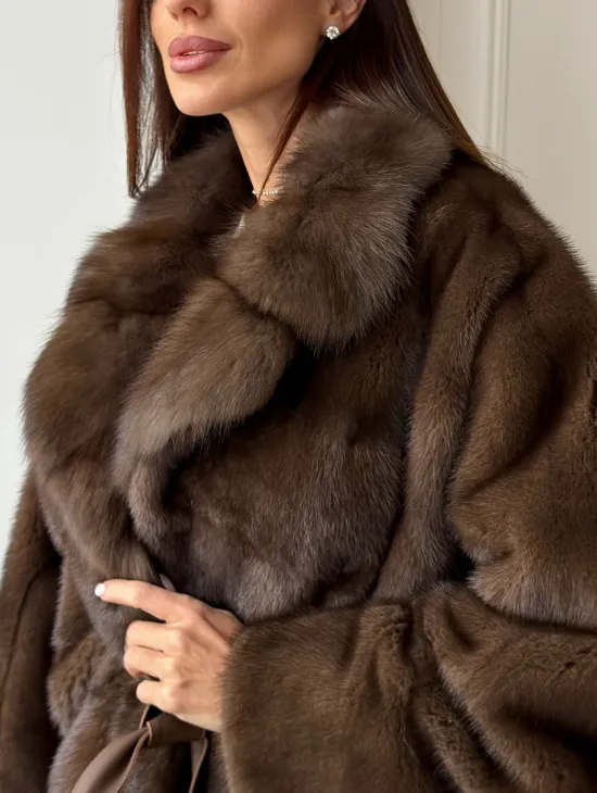 Коричневый полушубок с воротником куницы - летучая мышь - фото 2