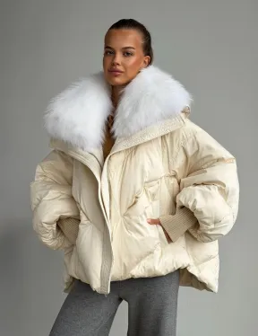 Бежевый зимний пуховик - фото 0