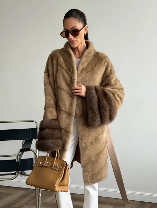 Бежевая норковая шуба с отделкой на рукавах из куницы - фото 9