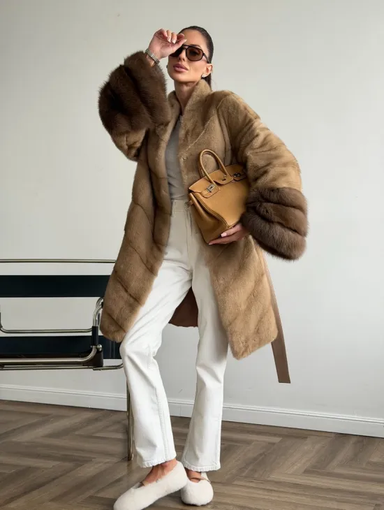 Бежевая норковая шуба с отделкой на рукавах из куницы - фото 11