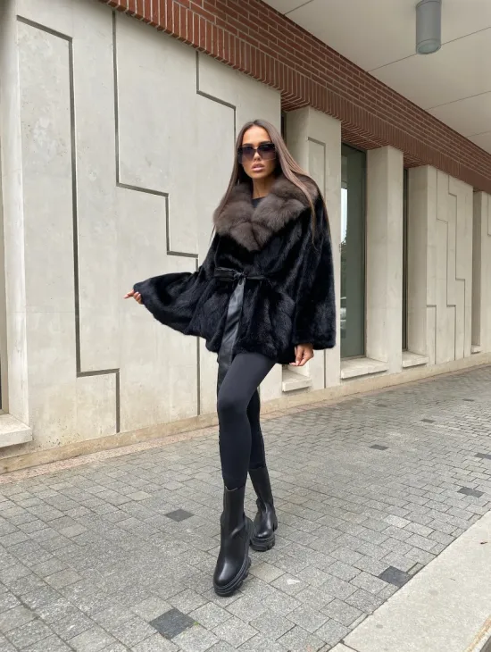 Норковая шуба летучая с воротником из меха куницы в черном цвете - фото 2