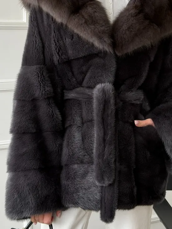 Графитовая шуба с капюшоном из куницы - фото 2