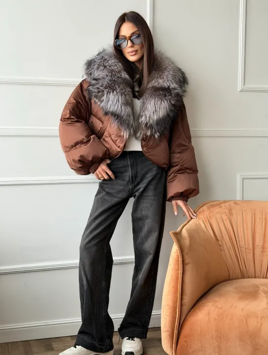 Короткий пуховик с мехом чернобурки - фото 3